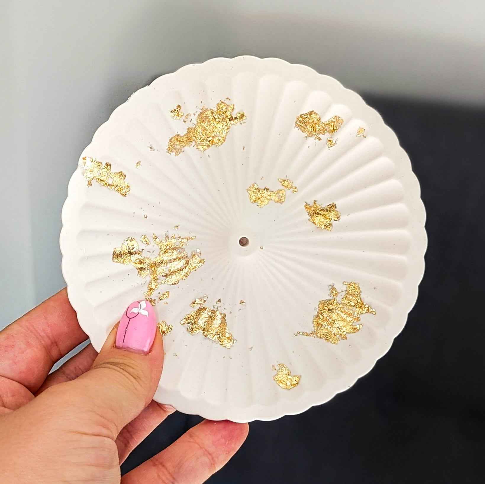 Round incense stick holder