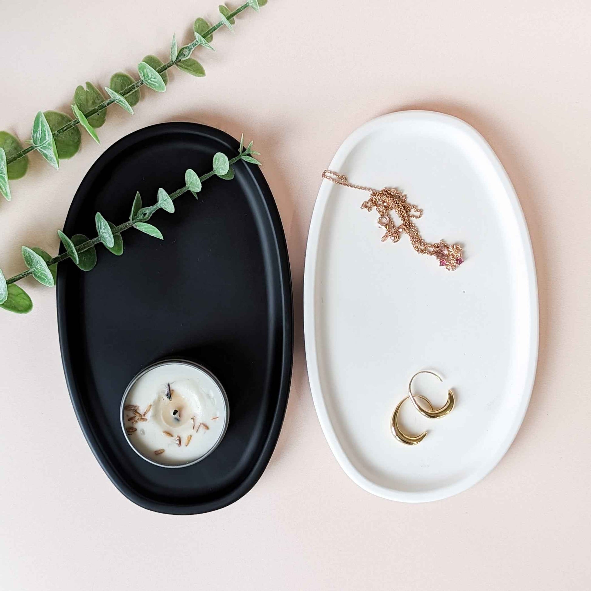 Modern oval display tray