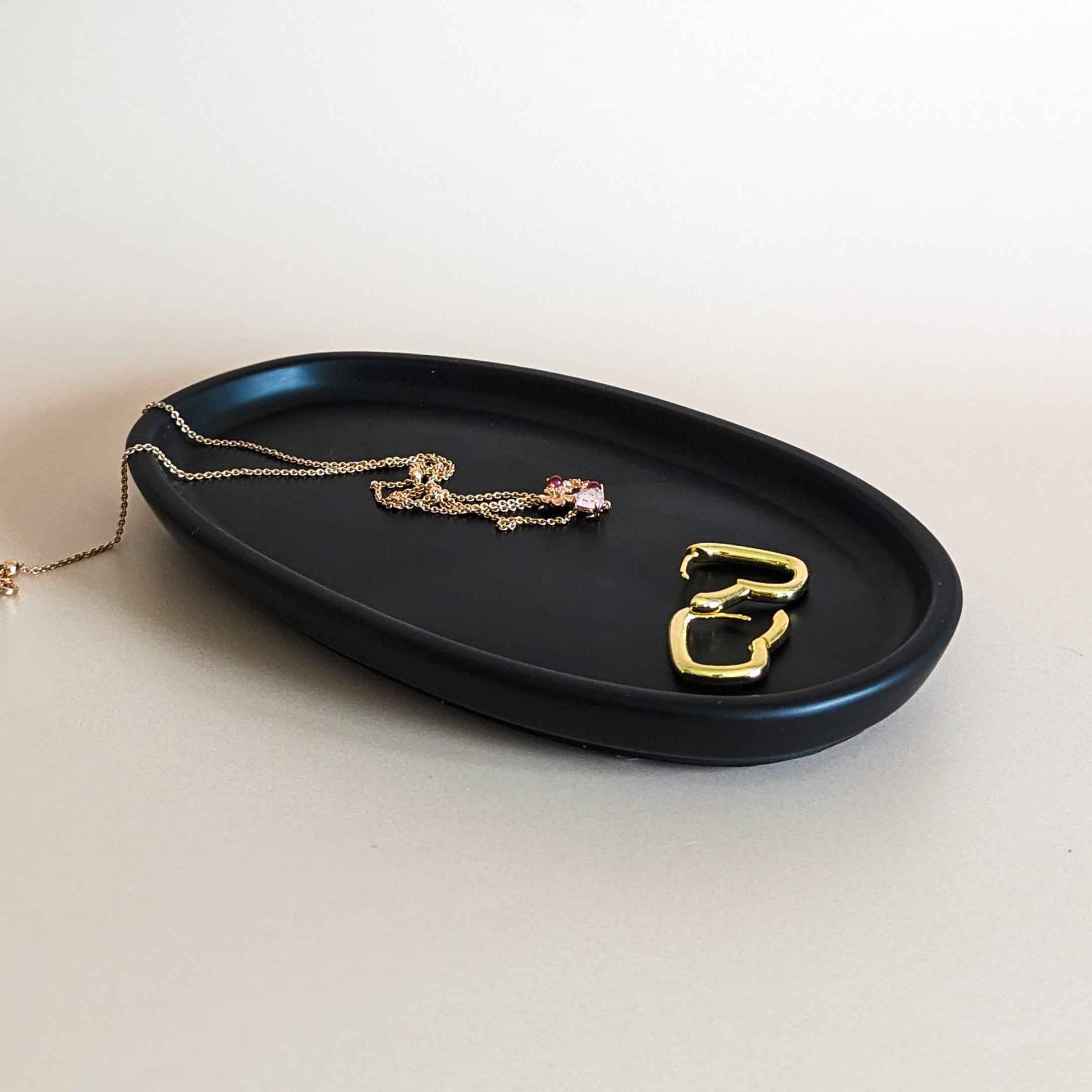 Modern oval display tray