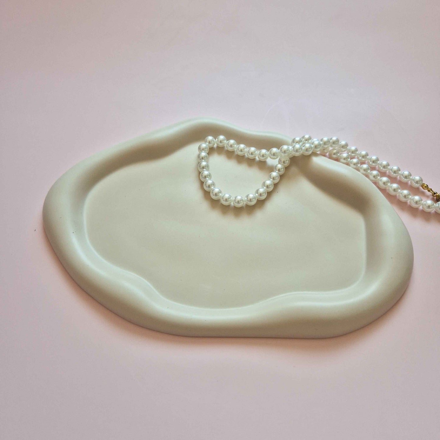 Wavy irregular styling tray beige