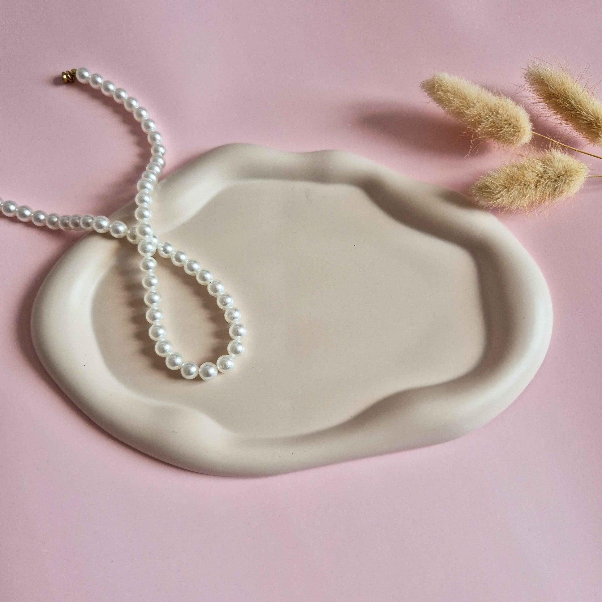 Wavy irregular styling tray beige